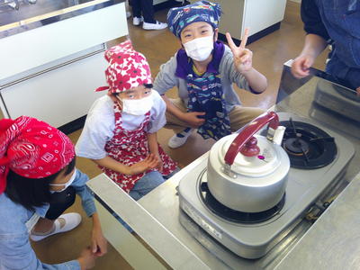 お湯が沸くのを待っています。